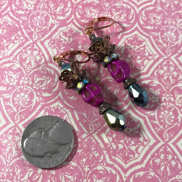 Hot pink royal crown skull earrings. - Picture 5 of 5